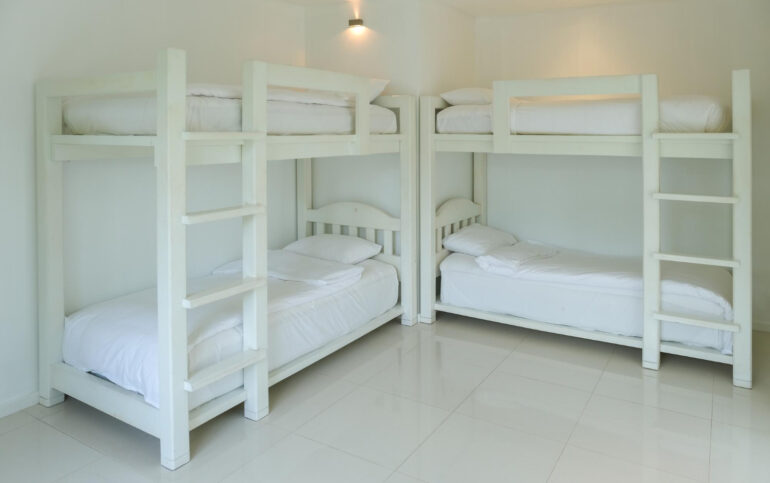 białe piętrowe łóżka