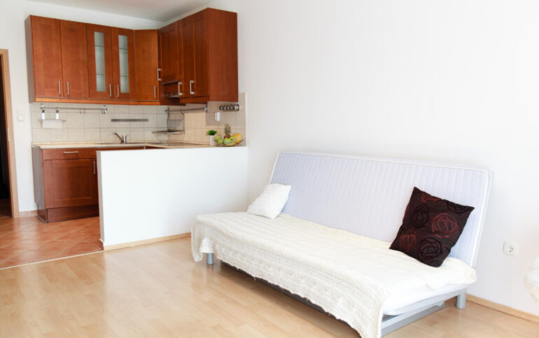 biała kanapa w salonie