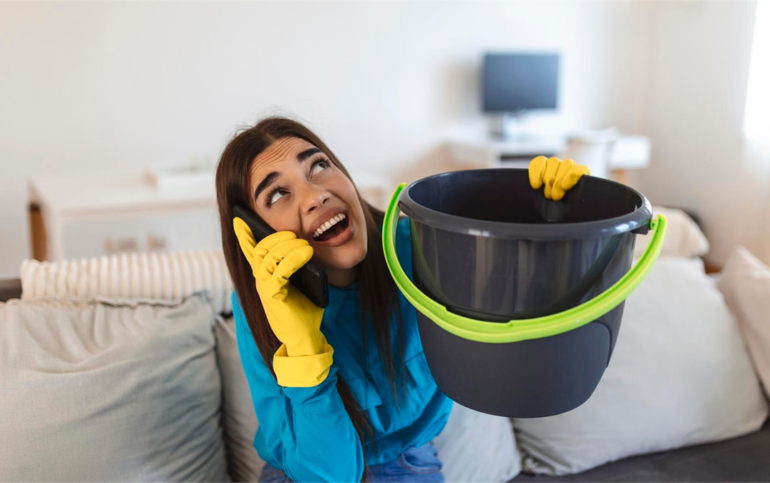 kobieta z wiadrem w ręce